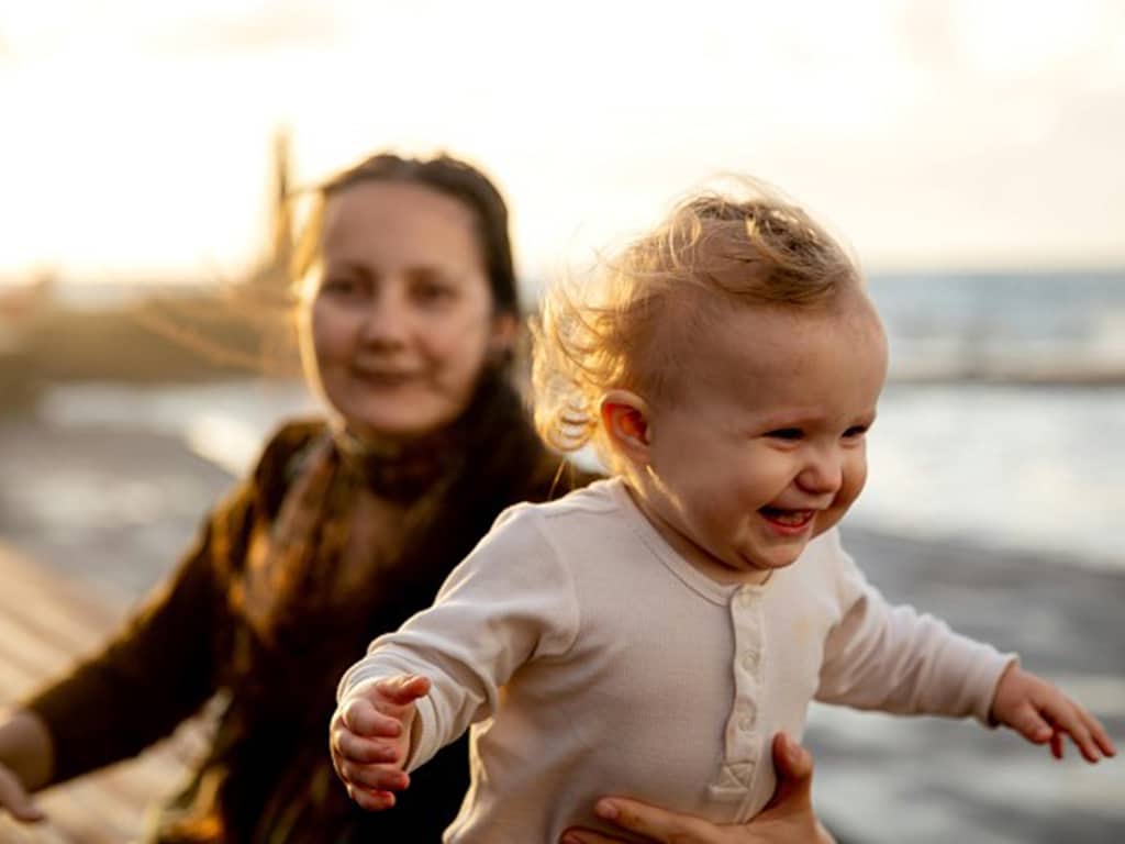 Happy baby and mum - brain development for babies