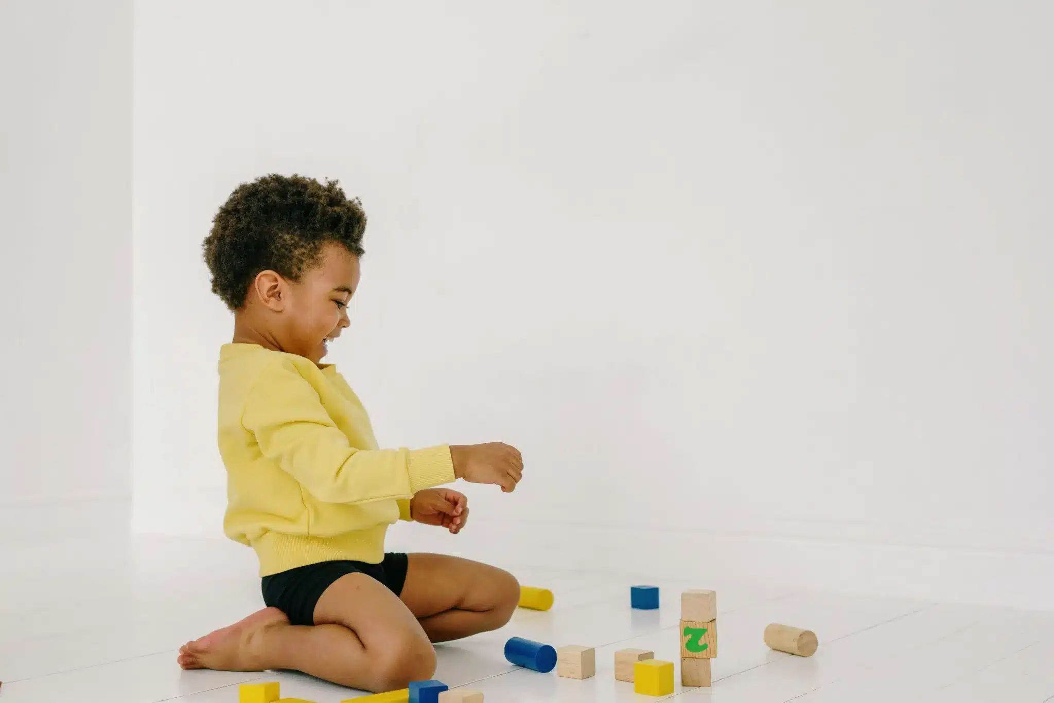 Photo from Pexels: Kinesthetic learning begins with simple hands-on exploration. Children understand new ideas faster when their hands and bodies are actively involved.