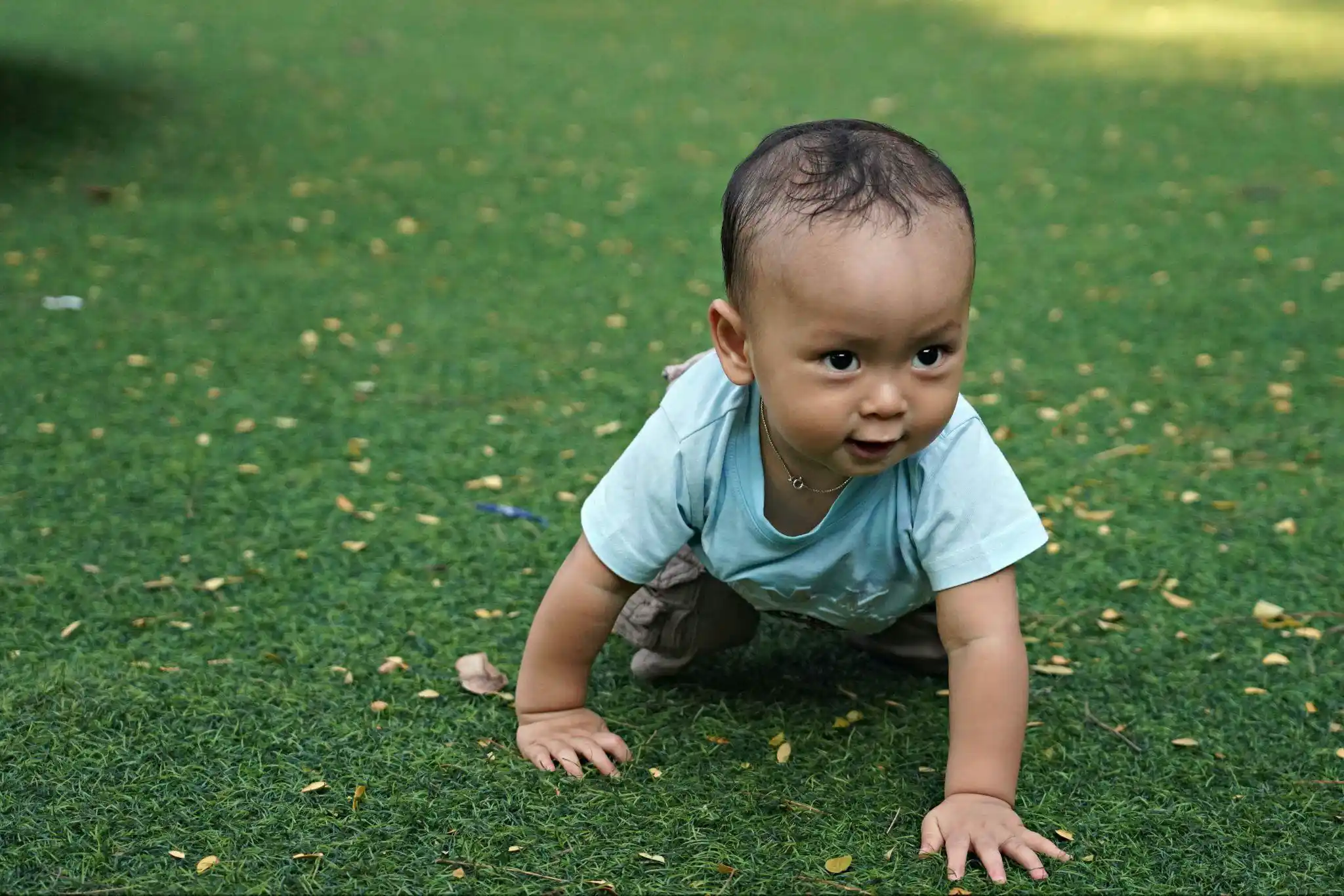 A creeping baby exploring the floor shows that creeping vs crawling